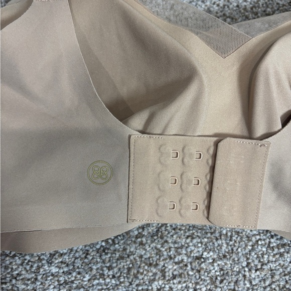 Honeylove CrossOver Wireless Bra in Sand Size Medium - Picture 7 of 11